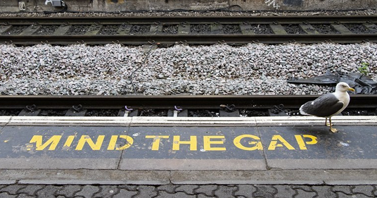 mind-the-gap train track image